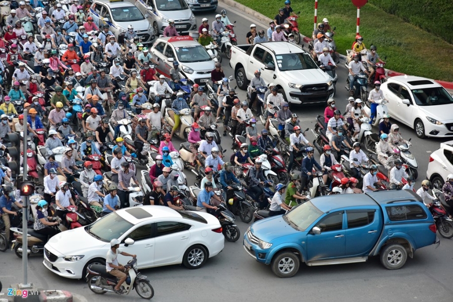 Di tim thu pham gay un tac giao thong o Ha Noi hinh anh 13