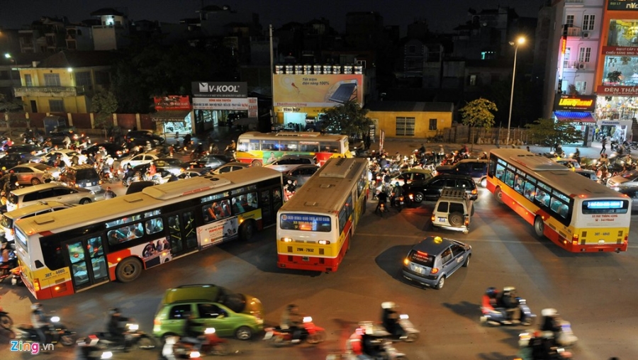 Di tim thu pham gay un tac giao thong o Ha Noi hinh anh 17