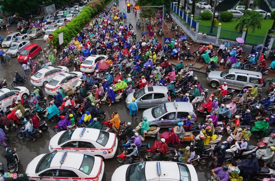Di tim thu pham gay un tac giao thong o Ha Noi hinh anh 18