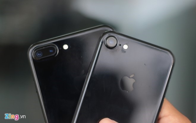 'Dung quan tam tray xuoc khi dung iPhone 7 Jet Black' hinh anh 1