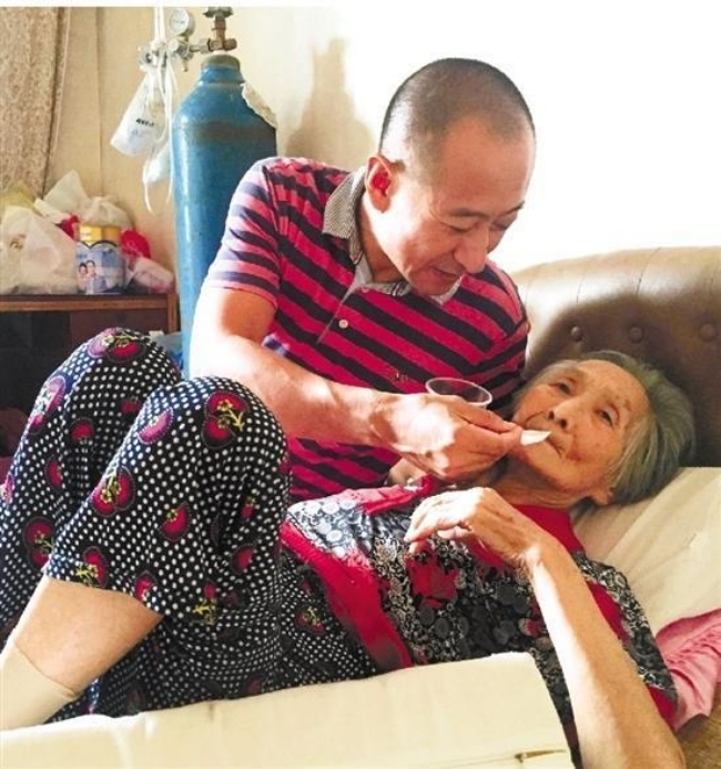 Lặng người trước hình ảnh con trai hiếu thảo ôm người mẹ 82 tuổi ốm yếu ra bờ sông chuyện trò mỗi ngày - Ảnh 4.