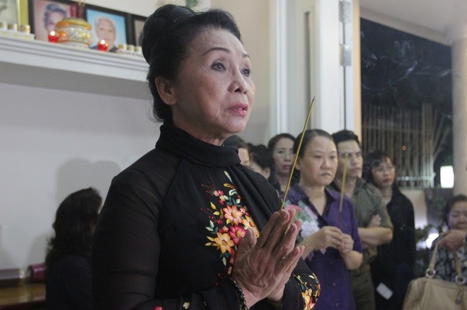Lệ Thủy khóc trước di ảnh NSND Thanh Tòng