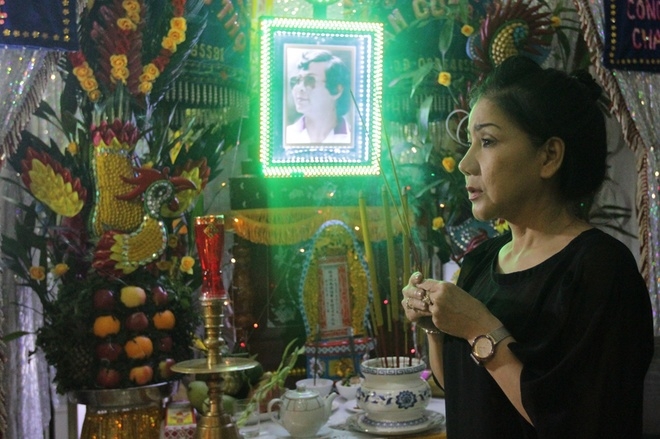 Lệ Thủy khóc trước di ảnh NSND Thanh Tòng