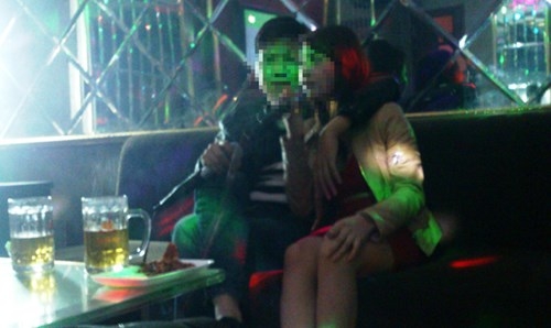 Nghề 'tay vịn' ở quán karaoke - ảnh 2