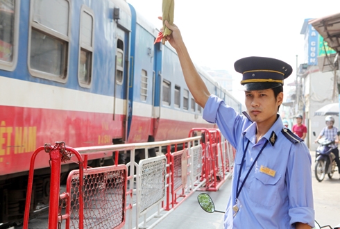 nguoi-gac-chan-cuu-tau-se6-khoi-va-cham-xe-container-1