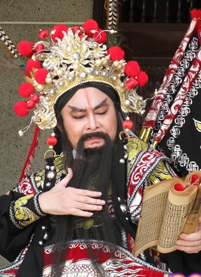 Ngay từ thuở bé, ông được nhiều ký giả Sài Gòn thời đó đặt biệt danh thần đồng sân khấu.