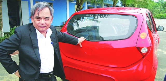 Ông Bùi Ngọc Huyên bên chiếc xe cả đời “đau đáu”.