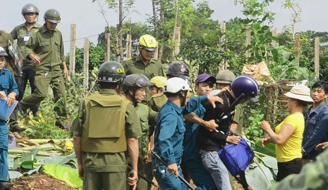 Các công an viên và dân quân vây chặt anh Hải (áo đen) để giật các phương tiện tác nghiệp /// Ảnh cắt từ clip do nhân vật cung cấp