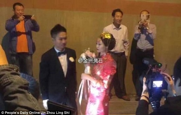 Tac duong, doi tre ket hon trong ham cho kip gio lanh hinh anh 1