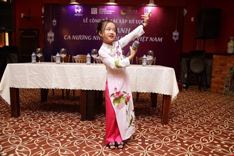 Tú Thanh biểu diễn tại buổi lễ. Ảnh kenh14.vn