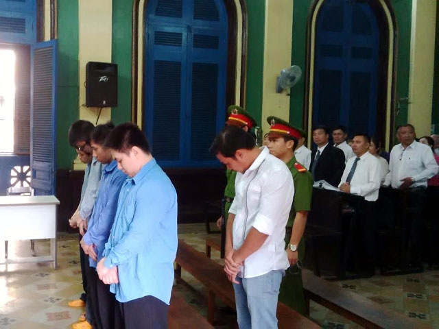 vu csgt goi con do danh chet nguoi: “sao bi cao tot bung the?” hinh anh 1