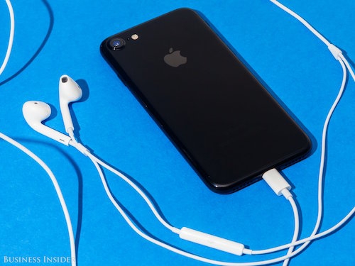 apple phat hanh ios 10.0.2: sua loi tai nghe earpods tren iphone 7 hinh anh 1