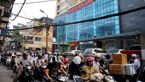 Bóp nghẹt ngõ nhỏ, phố nhỏ Hà Nội - ảnh 1