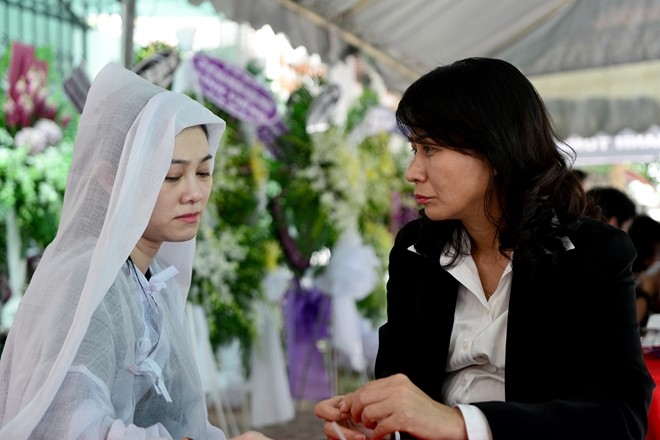 Nghe si va lanh dao TP.HCM den vieng NSND Thanh Tong hinh anh 1