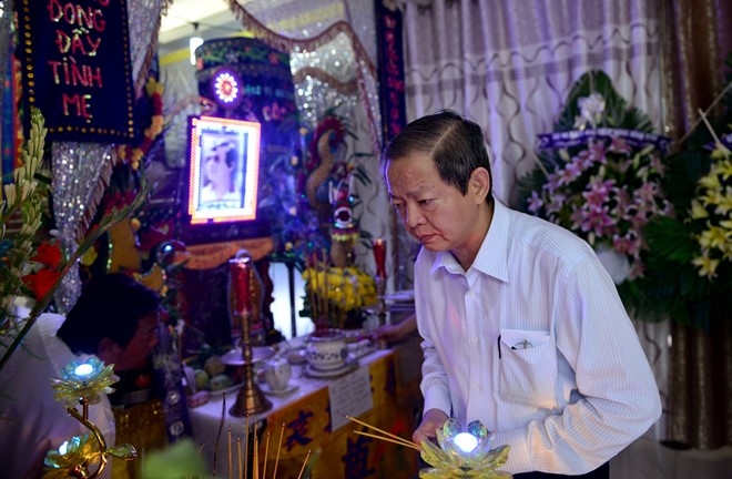 Nghe si va lanh dao TP.HCM den vieng NSND Thanh Tong hinh anh 2
