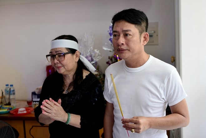 Nghe si va lanh dao TP.HCM den vieng NSND Thanh Tong hinh anh 8
