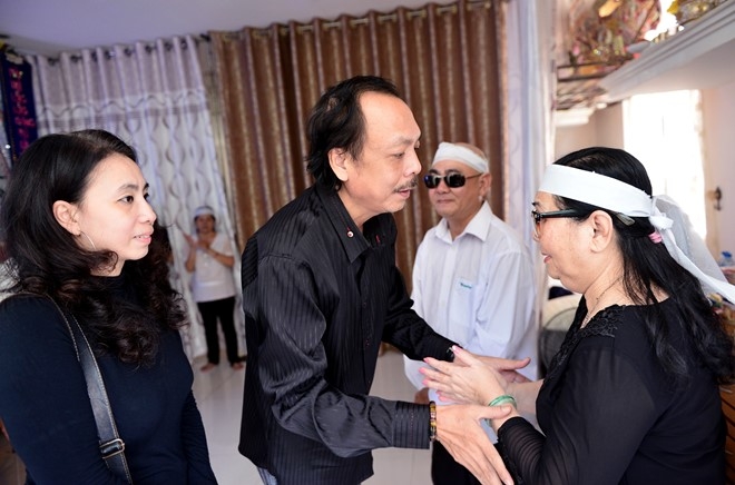 Nghe si va lanh dao TP.HCM den vieng NSND Thanh Tong hinh anh 9