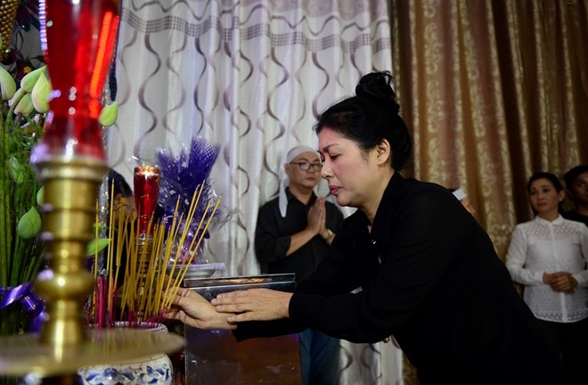 Nghe si va lanh dao TP.HCM den vieng NSND Thanh Tong hinh anh 13