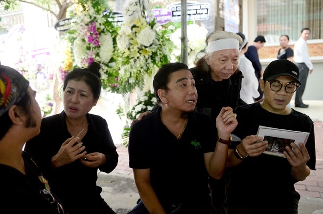 Nghe si va lanh dao TP.HCM den vieng NSND Thanh Tong hinh anh 16