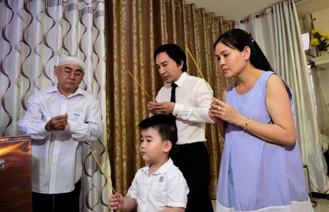 Nghe si va lanh dao TP.HCM den vieng NSND Thanh Tong hinh anh 18