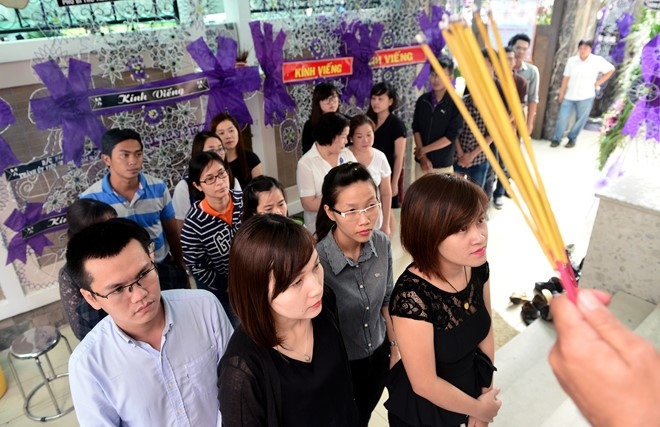Nghe si va lanh dao TP.HCM den vieng NSND Thanh Tong hinh anh 21