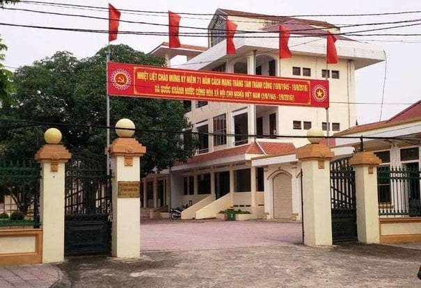 Doanh nghiep tang huyen 2 oto de 'chong bao' hinh anh 1
