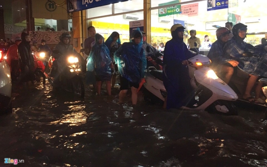 Nguoi Ha Noi lai loi bi bom sau con mua rao hinh anh 2