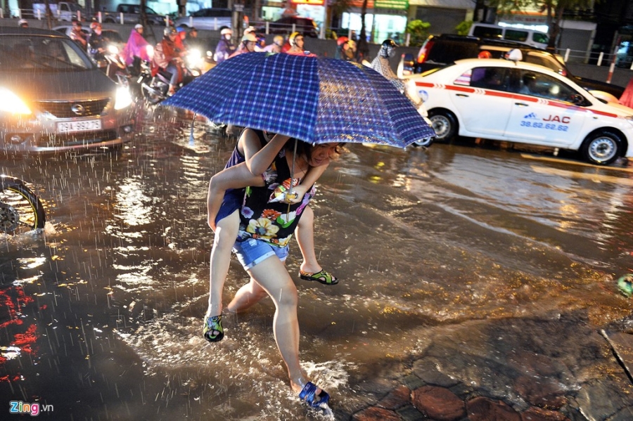 Nguoi Ha Noi lai loi bi bom sau con mua rao hinh anh 4