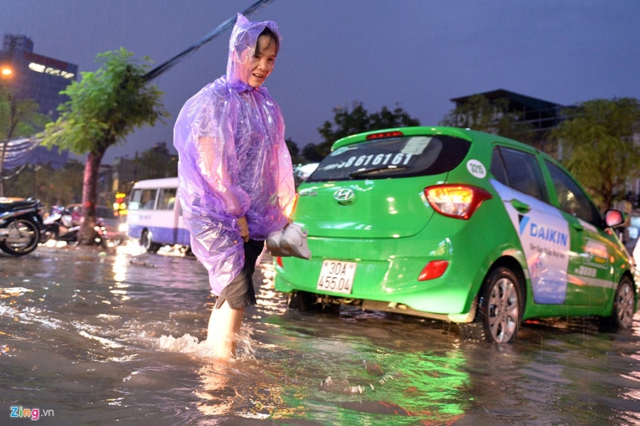 Nguoi Ha Noi lai loi bi bom sau con mua rao hinh anh 5