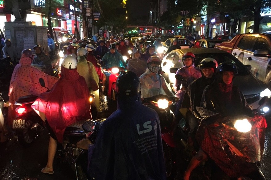 Nguoi Ha Noi lai loi bi bom sau con mua rao hinh anh 10