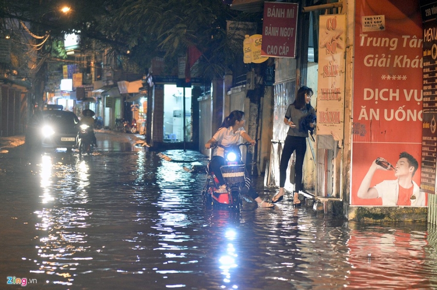 Nguoi Ha Noi lai loi bi bom sau con mua rao hinh anh 11