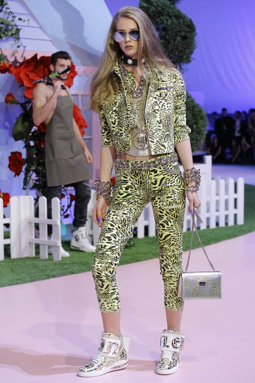 mau-khong-mac-ao-khoe-nguc-tran-o-milan-fashion-week-page-2-9