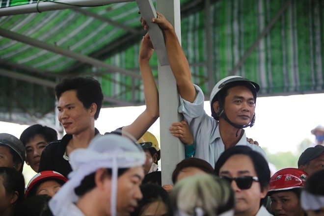 Thanh Loc buc xuc voi dam dong gay roi o tang le Thanh Tong hinh anh 11