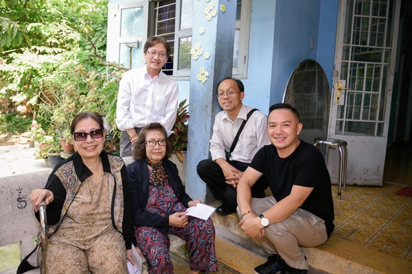 Đại diện gia đình Minh Thuận và MC Anh Khoa (áo đen) trao quà ở viện dưỡng lão nghệ sĩ.