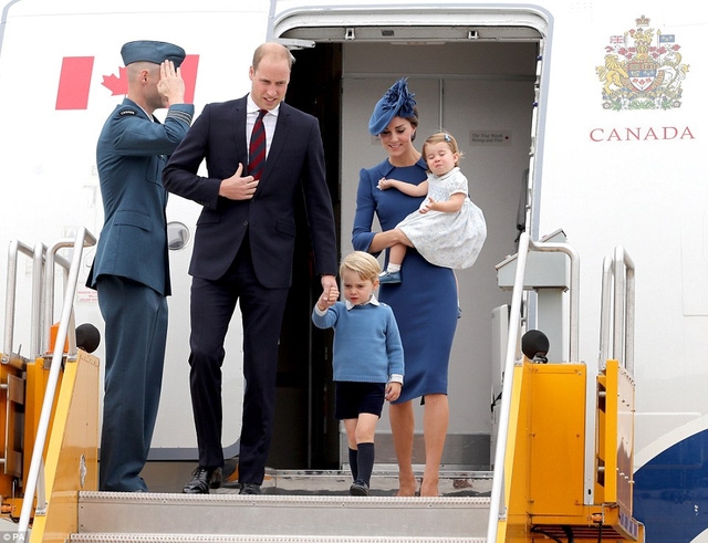 Hoàng tử William, Công nương Kate cùng công chúa nhỏ và hoàng tử nhí đã bắt đầu chuyến thăm chính thức kéo dài 8 ngày tới Canada. Đây là cuộc viếng thăm thứ 2 của Công tước và Công nương xứ Cambridge đến Canada. Trước đó, cuộc viếng thăm đầu tiên của cặp vợ chồng hoàng gia Anh đã diễn vào năm 2011. (Ảnh: PA)