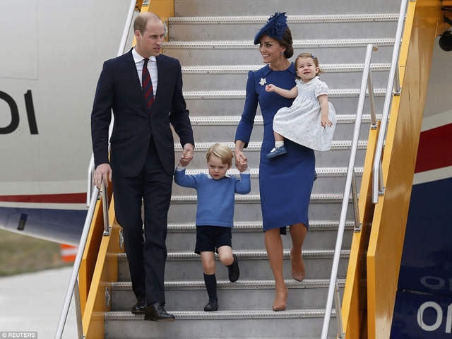 Tuy nhiên, đây là lần đầu tiên Công tước và Công nương xứ Cambridge đưa hai con, hoàng tử George - 3 tuổi và công chúa Charlotte - 16 tháng đi cùng trong chuyến công du nước ngoài. (Ảnh: Reuters)
