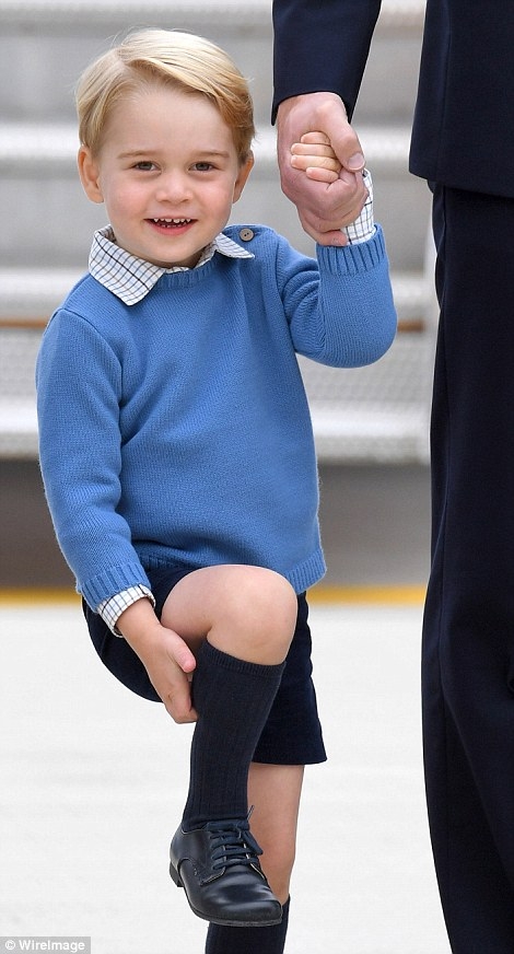 Đây cũng là lần đầu tiên công chúa Charlotte ra nước ngoài cùng cha mẹ và anh trai. Trong khi đó, hoàng tử George đã từng xuất ngoại 2 lần tới Australia và New Zealand. (Ảnh: WireImage)