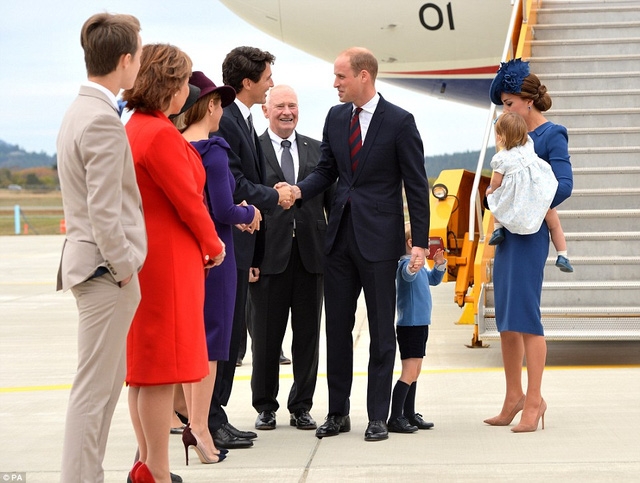 Thủ tướng Canada Justin Trudeau cùng phu nhân Sophie và các quan chức Canada chào đón gia đình hoàng gia Anh. (Ảnh: PA)