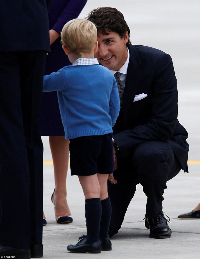 Thủ tướng Trudeau đã quỳ gối xuống trò chuyện với hoàng tử nhí của Hoàng gia Anh để làm quen. (Ảnh: Reuters)