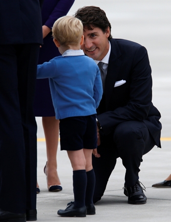 Thủ tướng Canada Justin Trudeau đã quỳ gối xuống