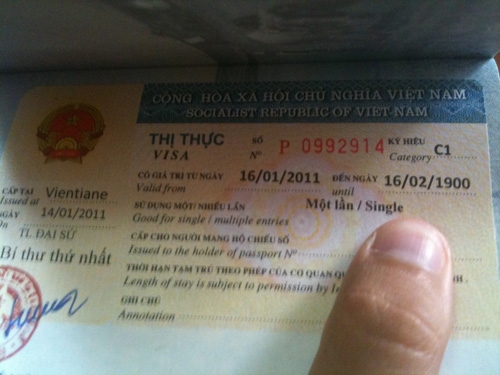 khach-tay-bat-khoc-giua-cua-khu-vi-visa-cap-den-nam-1900-1