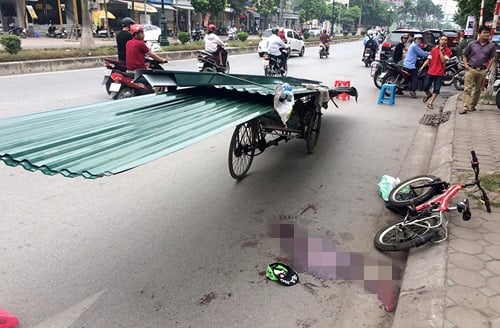 Người xích lô chở tấm tôn khiến bé trai 10 tuổi thiệt mạng sẽ phải chịu trách nhiệm thế nào? - Ảnh 1.