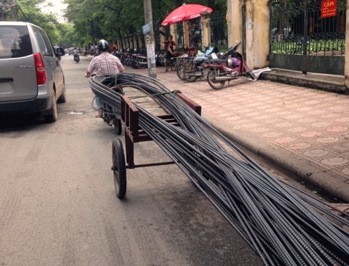 Người xích lô chở tấm tôn khiến bé trai 10 tuổi thiệt mạng sẽ phải chịu trách nhiệm thế nào? - Ảnh 2.
