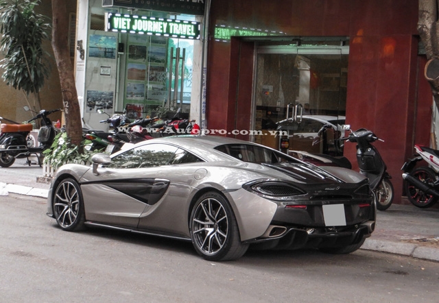 Sau 4 năm ở ẩn bên cạnh những chiếc sedan, doanh nhân Quốc Cường đã quay trở lại với thú vui, chơi siêu xe đình đám của mình bằng bộ 3, Lamborghini Huracan LP610-4, Ferrari 488 GTB và chiếc McLaren 570S vừa xuất hiện trên phố vào cuối tuần qua.