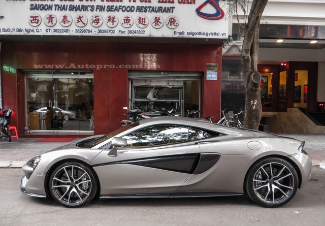 Đây là chiếc McLaren 570S đầu tiên xuất hiện tại Việt Nam vào tối ngày 19/7, sau vài tuần nằm chờ khách tại một công ty nhập khẩu tư nhân quận 5, siêu xe này chính thức về tay doanh nhân Quốc Cường.