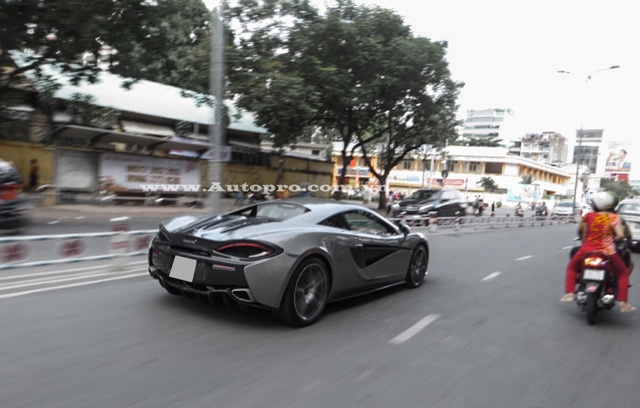 Ngoài chiếc McLaren 570S màu bạc của Cường Đô-la, còn có một chiếc khác mang ngoại thất màu cam nổi bật hiện đang định cư tại Hà Nội.