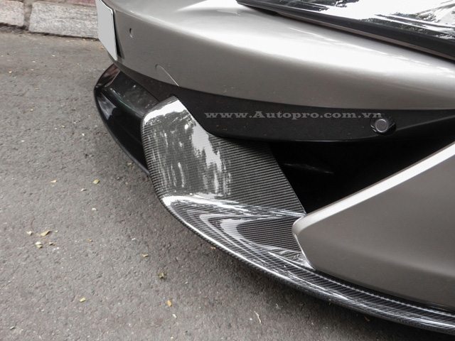 McLaren 570S 2016 đầu tiên xuất hiện tại Việt Nam sở hữu ngoại thất màu bạc đi kèm là nội thất tông màu da bò. Ngoài ra còn có các chi tiết như ốp cửa xe, gương chiếu hậu, cản va và cánh lướt gió trước/sau cùng một số chi tiết bên trong khoang lái bằng chất liệu sợi carbon làm điểm nhấn thiết kế