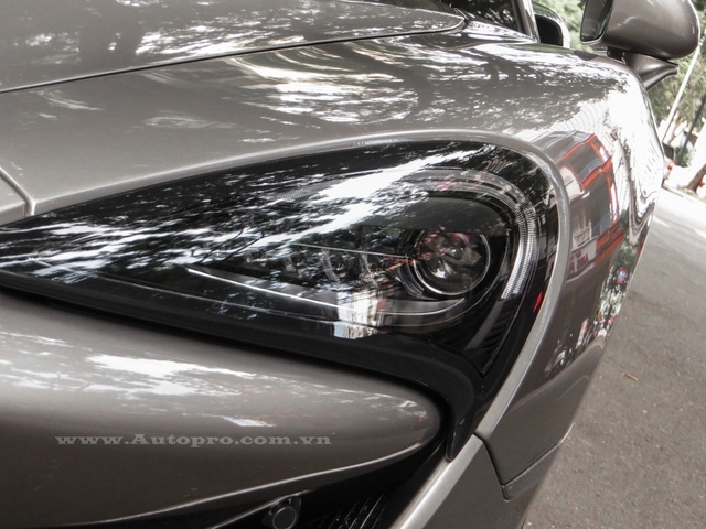 Về tổng thế thiết kế, 570S khá giống với siêu xe hàng hot 650S, tuy nhiên, so với đàn anh, siêu xe sport series có phần cản trước thiết kế lại với hai khe hốc gió phía trước được thu nhỏ lại. Ngoài ra, phần đèn pha hình lưỡi liềm trên 570S có thiết kế đầy đặn hơn so với 650S.