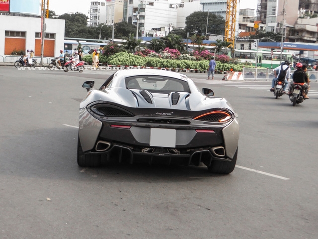 Khe hốc gió bằng sợi carbon bên hông của 570S cũng được thu hẹp nhỏ gọn so với 650S. Điểm khác biệt rõ ràng nhất so với đàn anh 650S là siêu xe 570S có phần đuôi xe phá cách hơn, phần đèn hậu thiết kế ma mị tương tự siêu phẩm hàng hiếm P1.