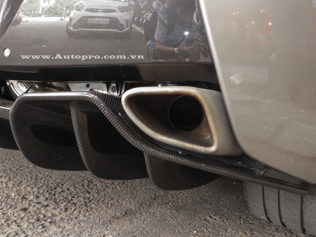 Cản va sau vẫn sử dụng chất liệu sợi carbon làm điểm nhấn trong thiết kế, so với đàn anh 650S, ống xả của 570S được đặt khá thấp và đối xứng qua hai bên hông.